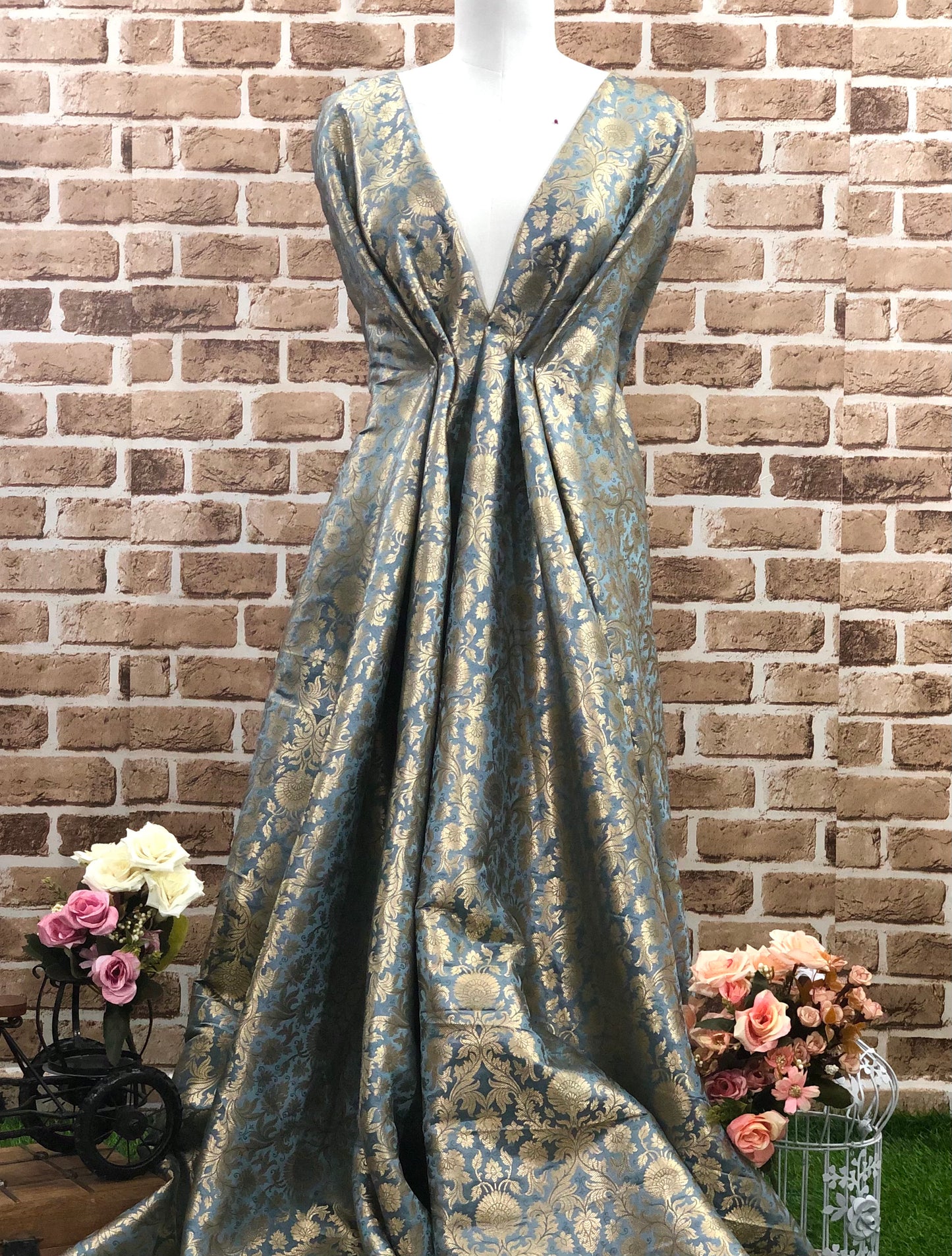 Grey and gold damask jacquard brocade fabric, Flower brocade, Rayon silk brocade, Historical fabric, Metallic brocade - NFAF440