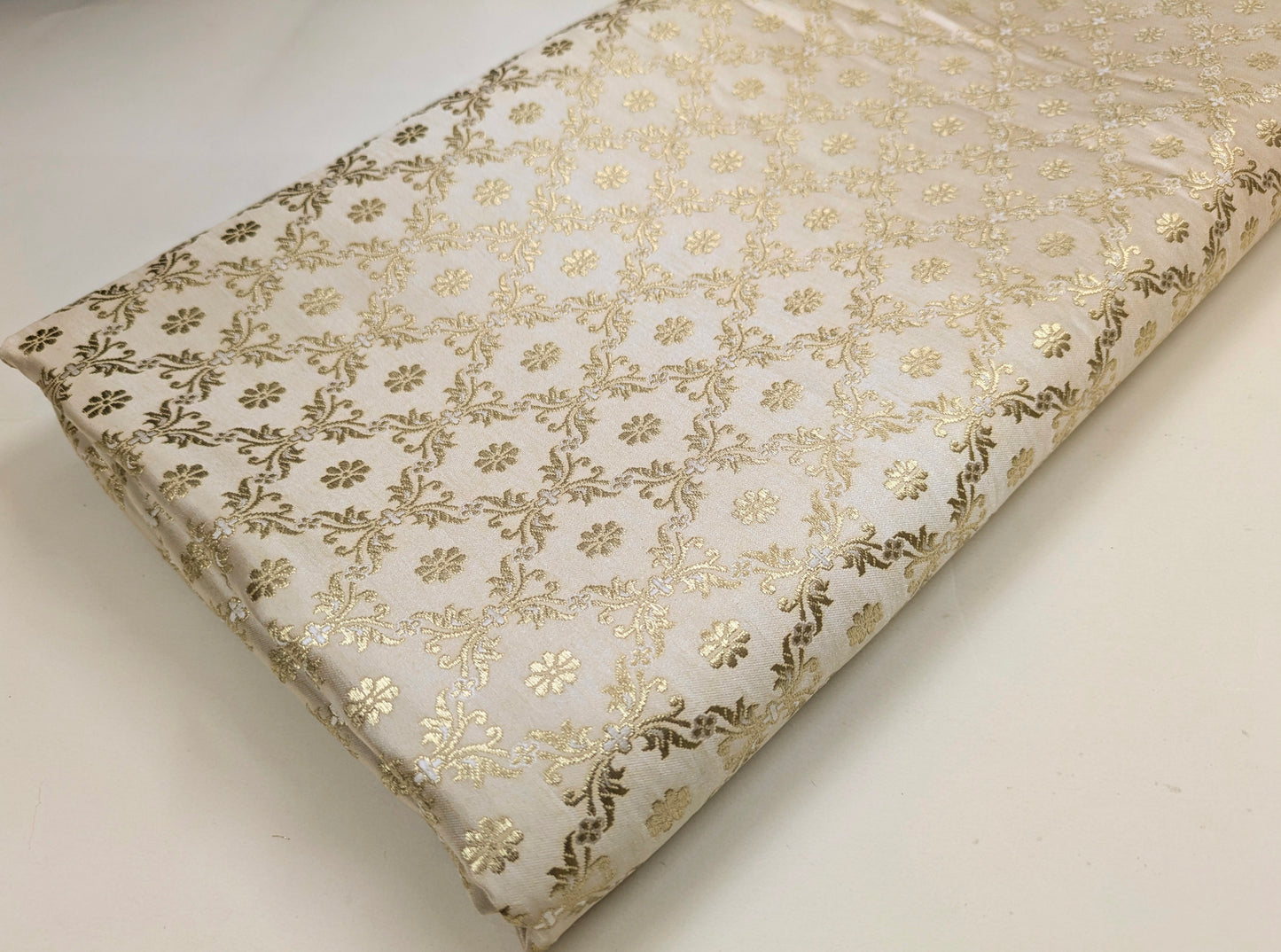 Off-White and Gold jacquard brocade fabric, Wedding inspiration, Historical fabric, Renaissance fabric, Vintage textile, Floral brocade - NFAF93